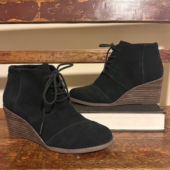 TOMS Hyde Black Suede Wedge Ankle Boots Lace Up Booties - Picture 12 of 12